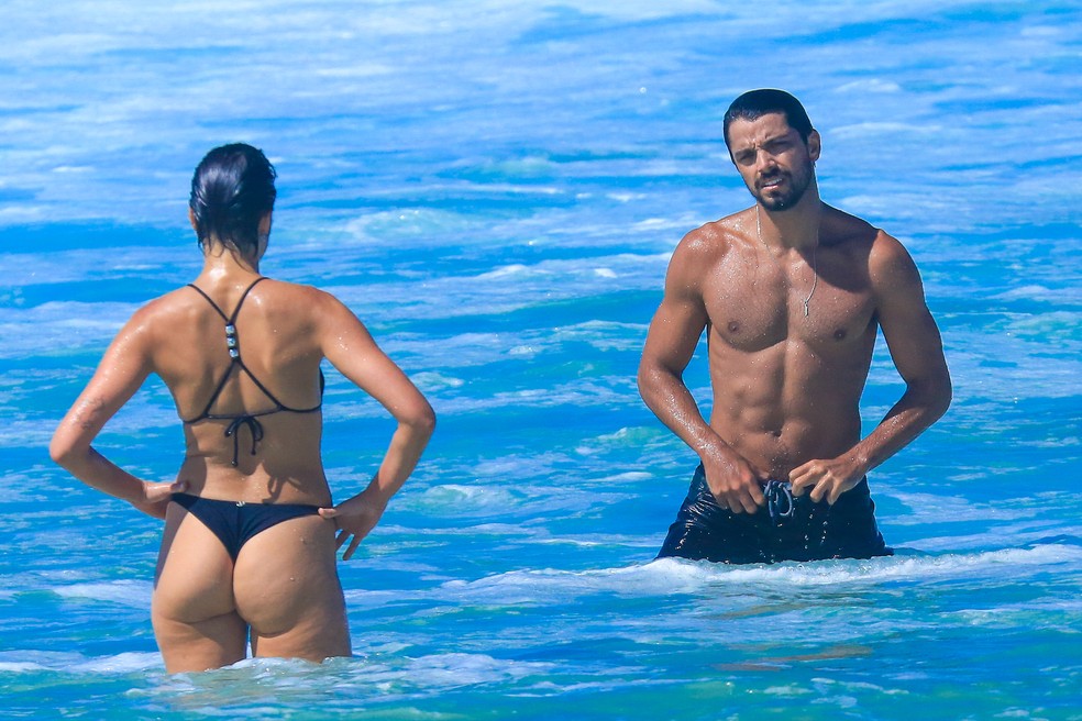Agatha Moreira e Rodrigo Simas na praia &mdash; Foto: Fabr&iacute;cio Pioyani/ Agnews 