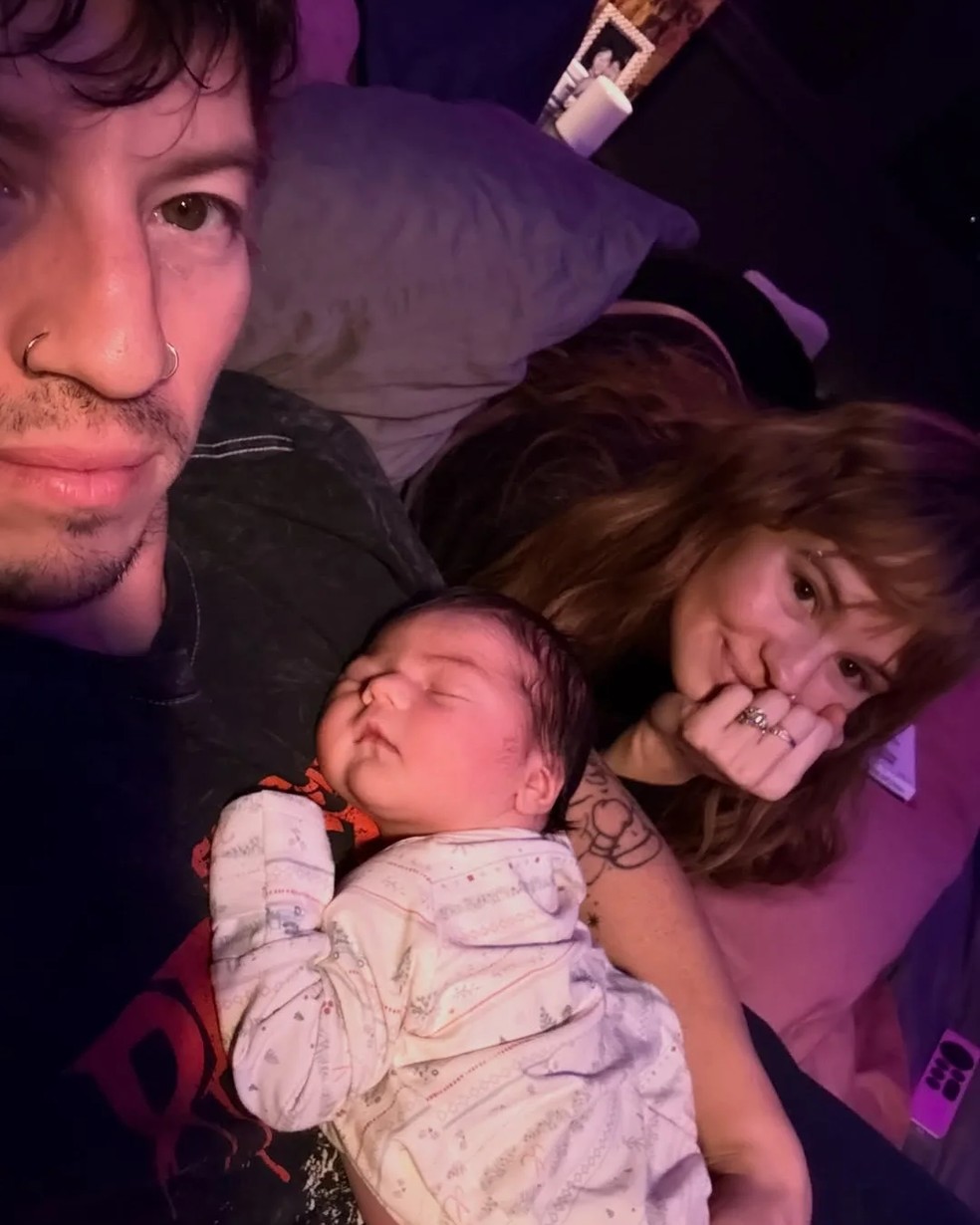 Josh Dun e Debby Ryan com a filha — Foto: Reprodução/Instagram