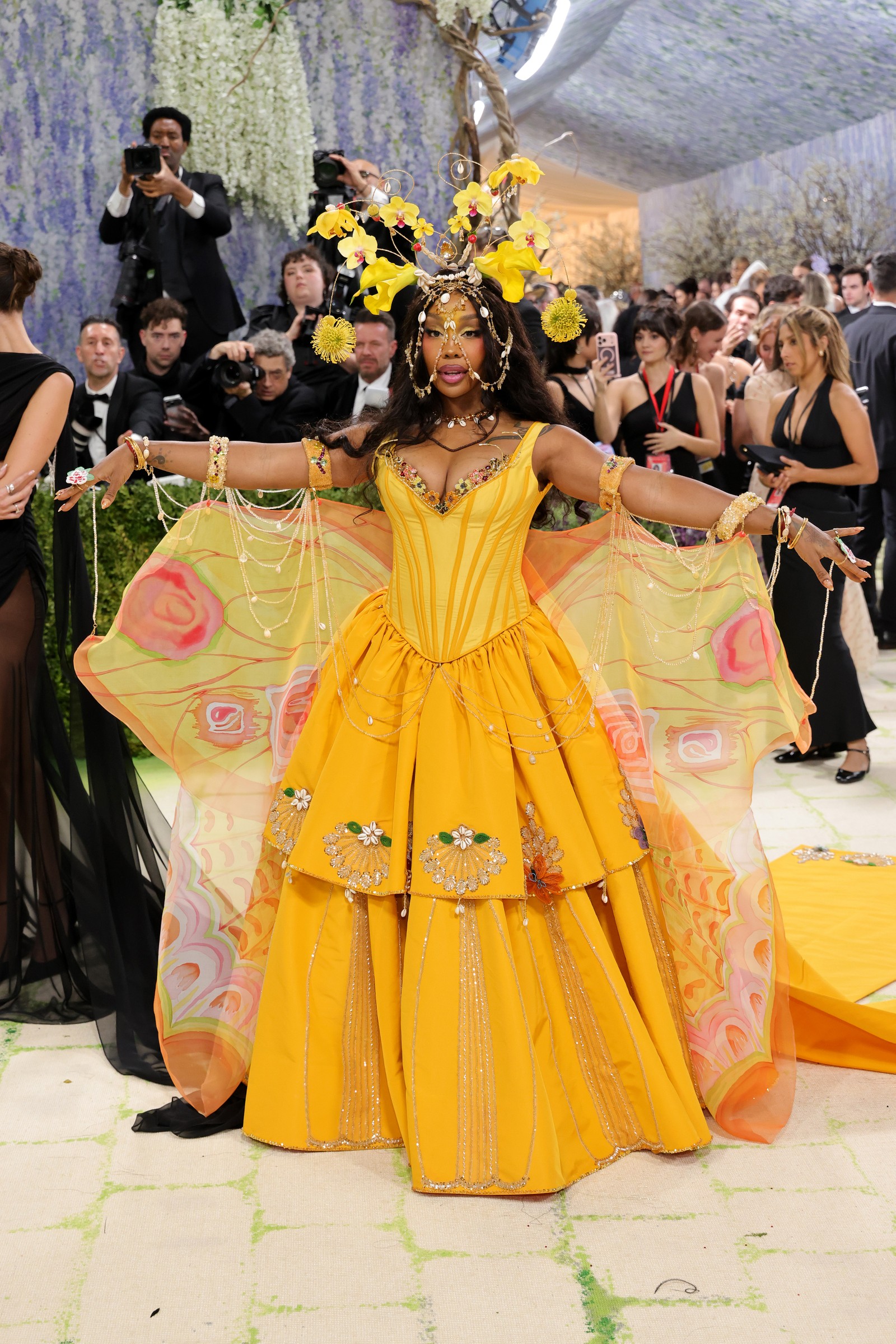 Cantora Doja Cat capricha na fenda para o Met Gala 2026