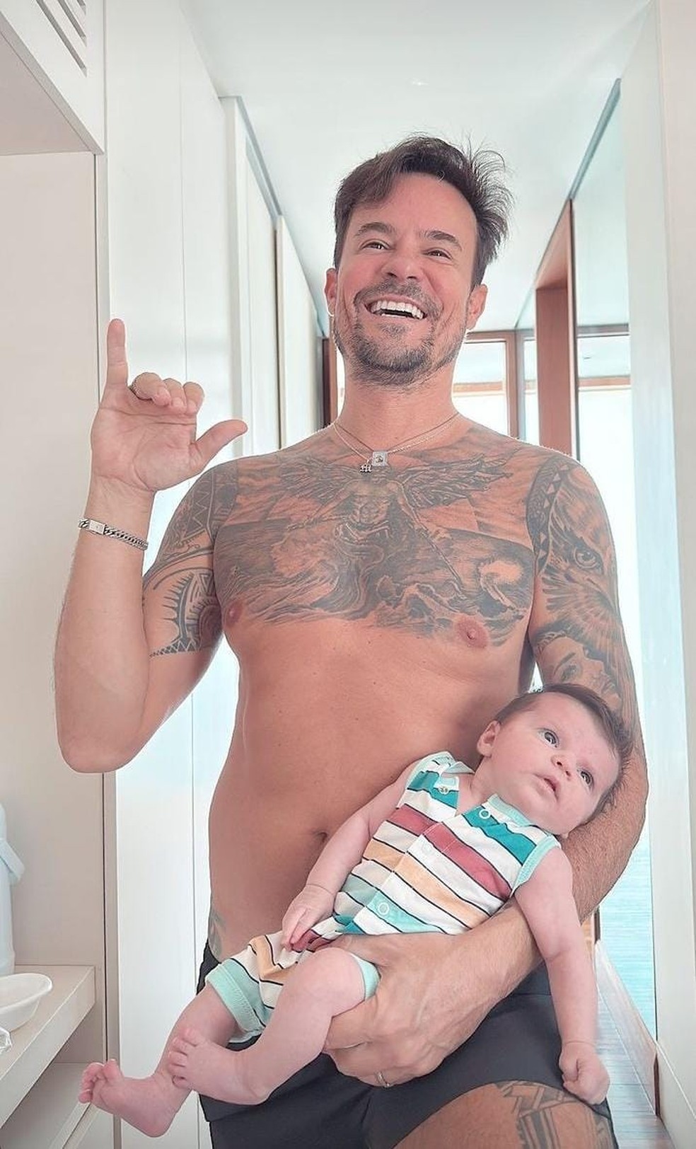 Paulo Vilhena e a filha, Manoela, de 1 mês — Foto: Reprodução/Instagram