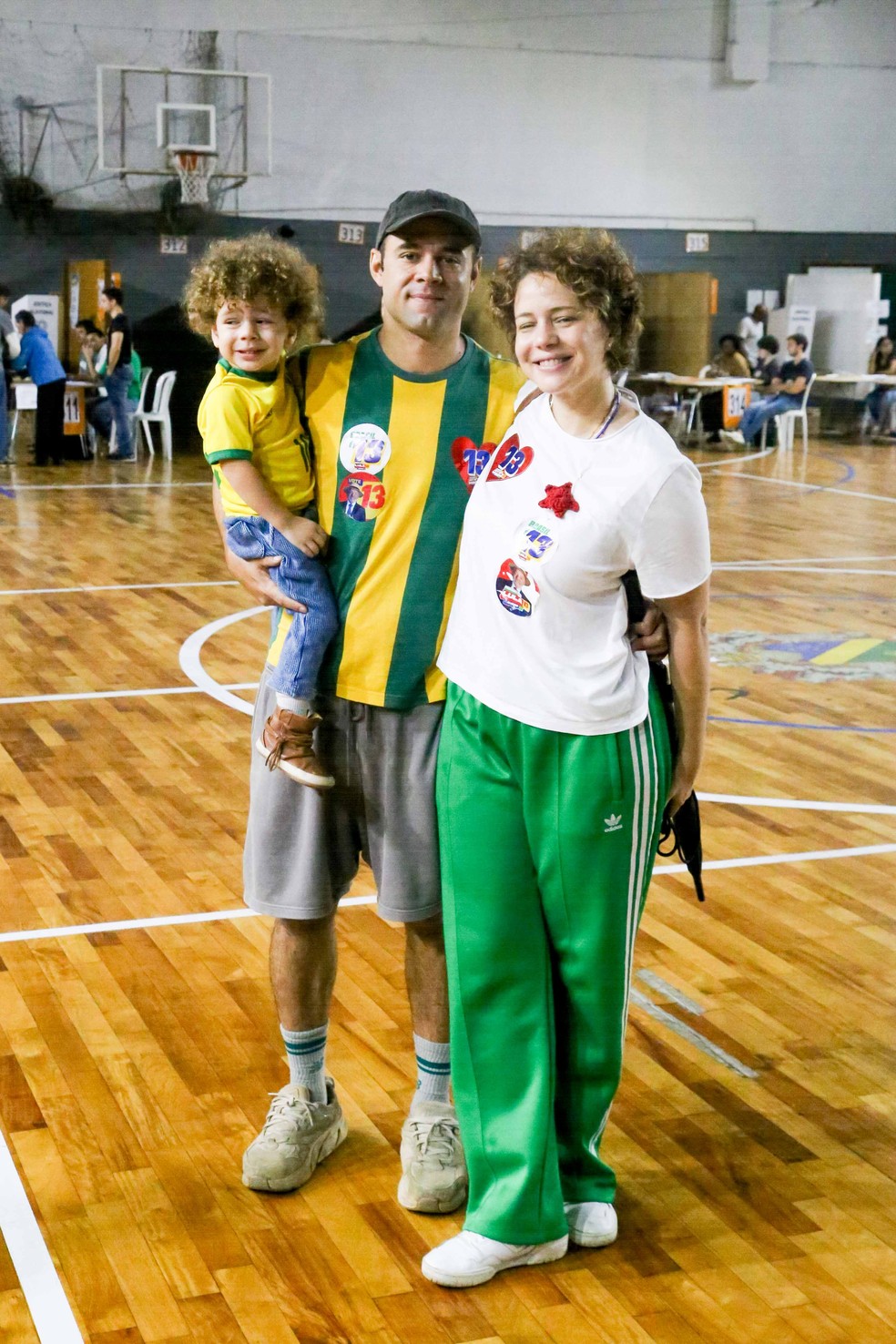 Leandra Leal e Guilherme Burgos com o filho, Damião — Foto: JC Pereira | AgNews