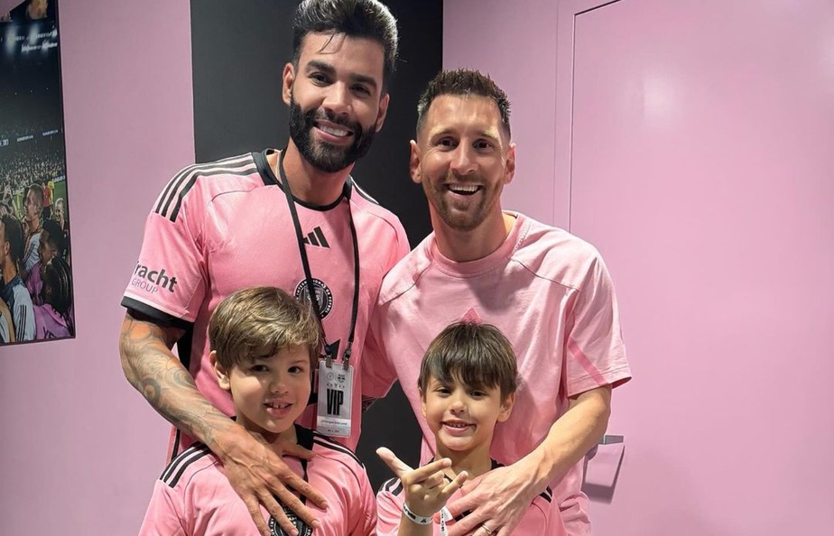 Gusttavo Lima leva filhos para encontro com Messi