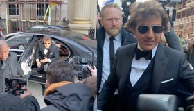 Tom Cruise ajuda fotógrafo que caiu em chegada ao aniversário de Victoria Beckham