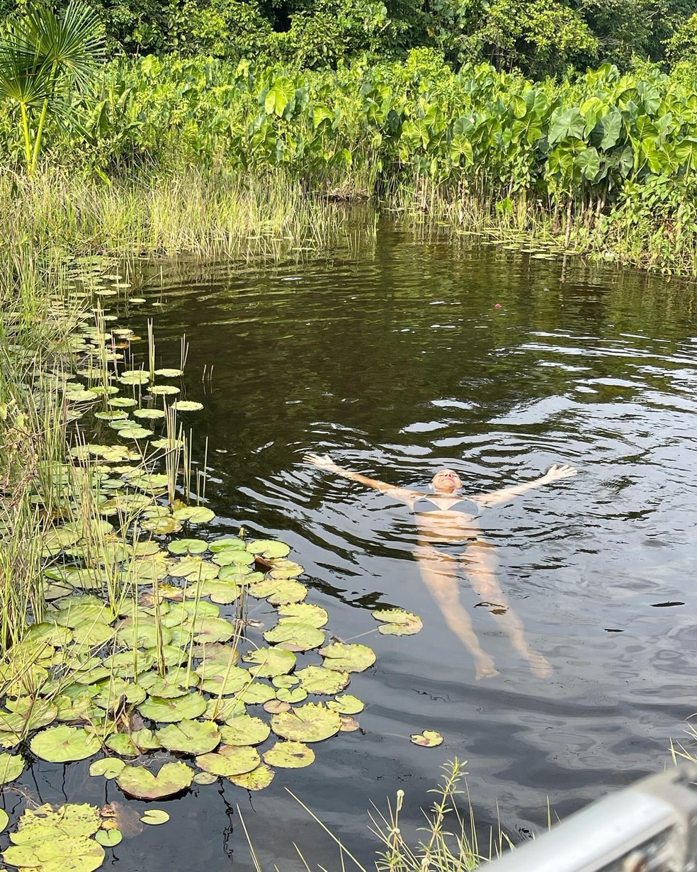 Dira Paes atualiza bronzeado em dia relaxante: 'Sextou no floresta' — Foto: Instagram