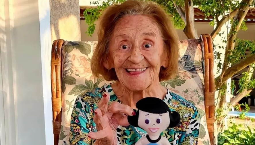Laura Cardoso ganha boneca artesanal de Betty, personagem que dublou na animação Os Flinstones