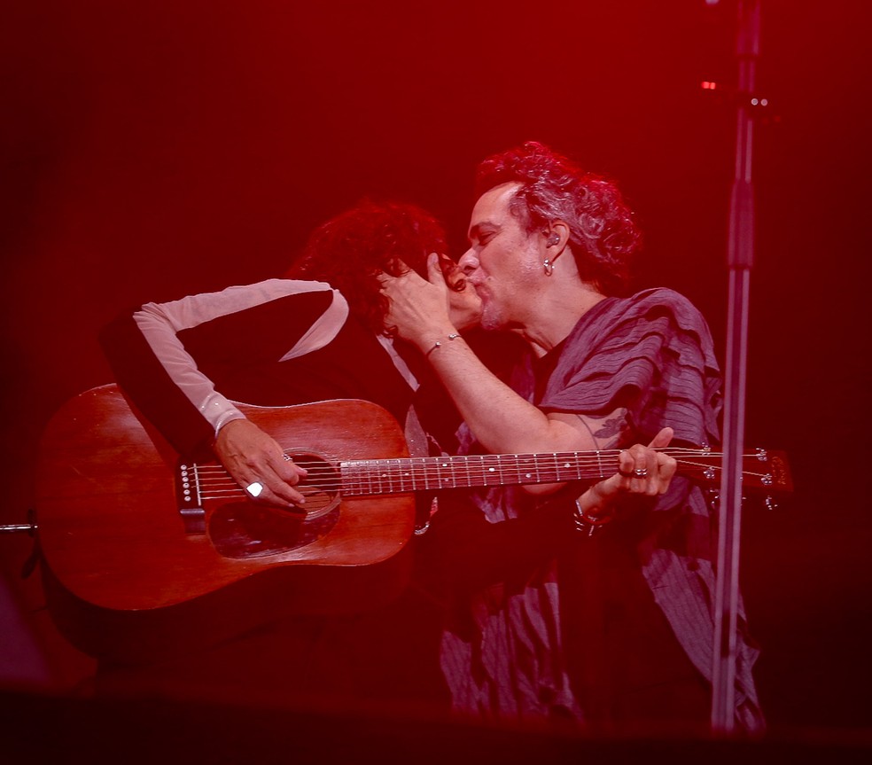 Zélia Duncan e Paulinho Moska trocam beijo em palco do festival