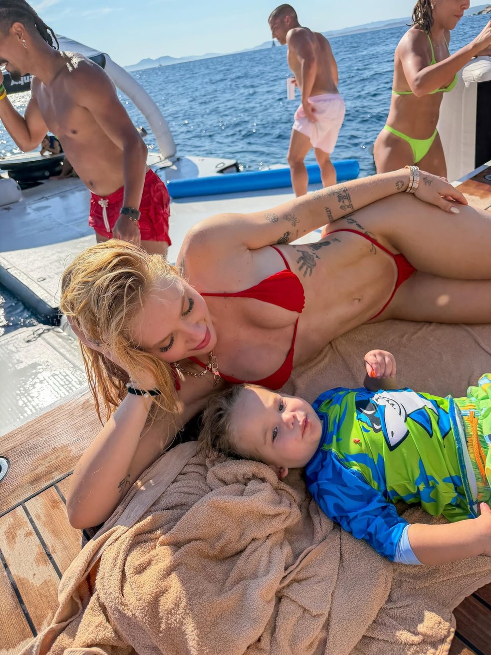 Virginia Fonseca com o filho caçula, José Leonardo, em passeio de iate pela região de Sardenha, na Itália — Foto: Reprodução/Instagram