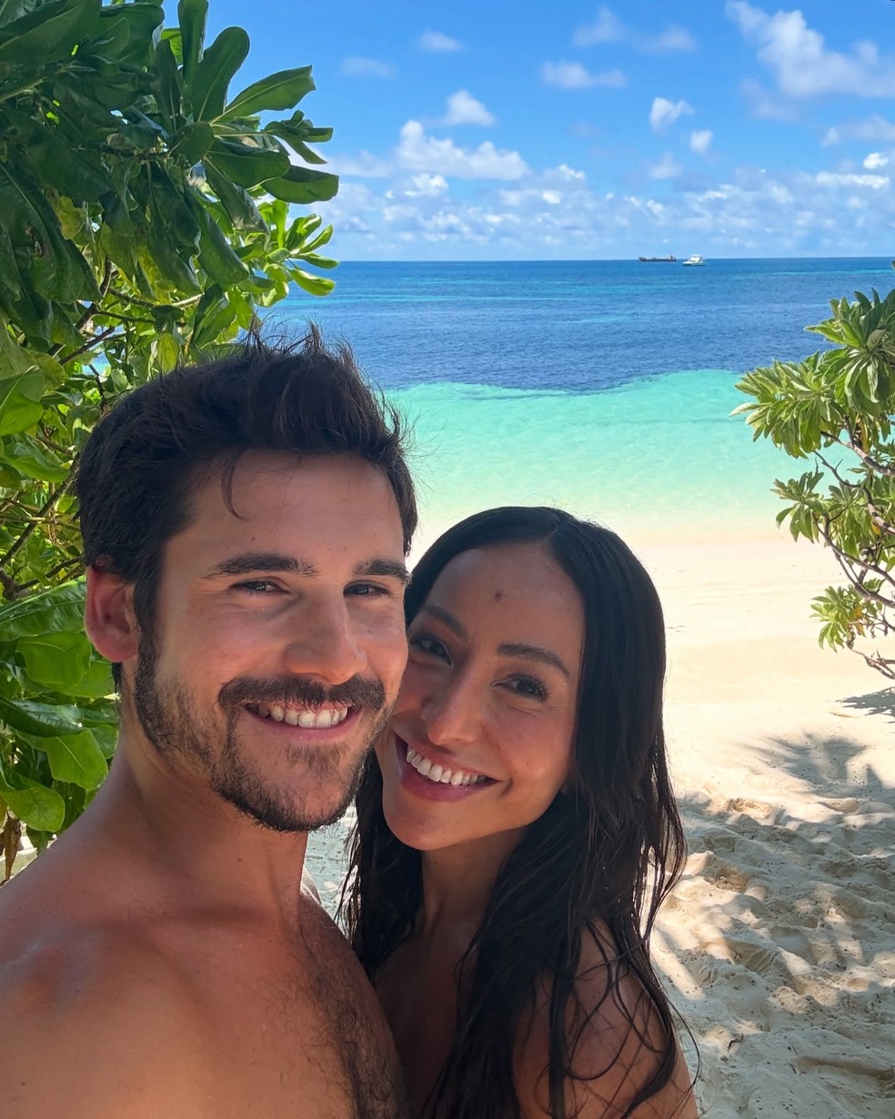 Sabrina Sato e Nicolas Prattes abrem álbum de lua de mel em ilha