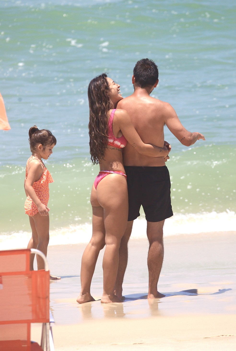 Bruno Gissoni e Yanna Lavigne levam aproveitam dia na praia com as filhas  Foto: Fabrcio Pioyani / AgNews