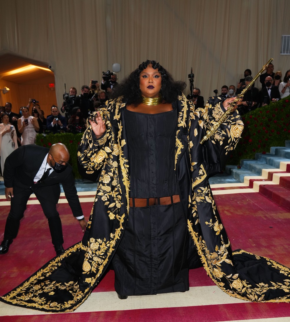 Lizzo mostra mudança do corpo no Met Gala; veja evolução