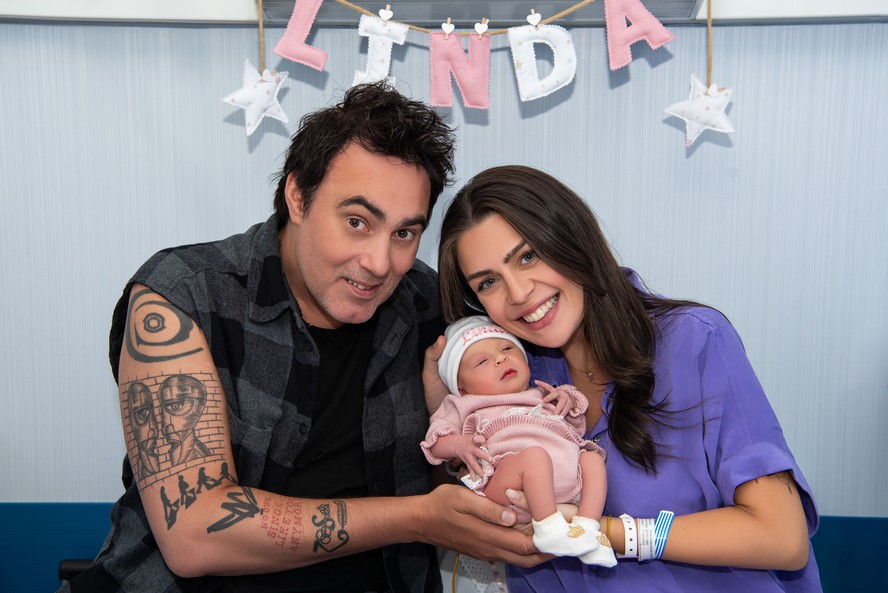 Lívia Dabarian e Alírio Netto com a filha recém-nascida, Linda