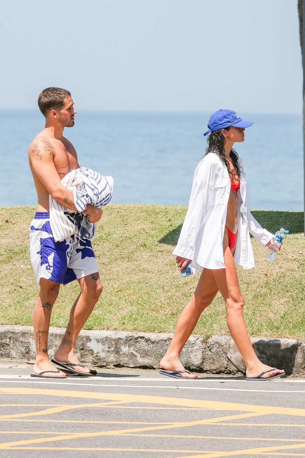 Bruna Marquezine e João Guilherme curtem praia — Foto: Dilson Silva/AgNews