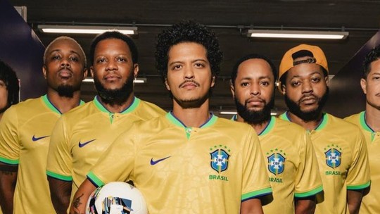 Bruno Mars e banda usam camisa da seleção brasileira: 'Tímido'; fotos