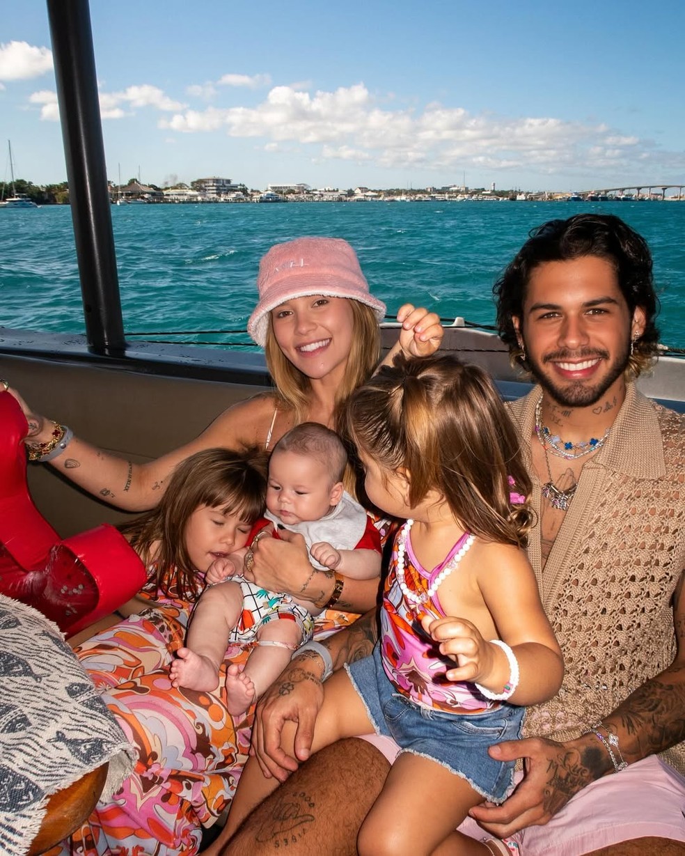 Virginia Fonseca exibe shape e brinca com porcos em viagem ao Caribe com a  família; fotos