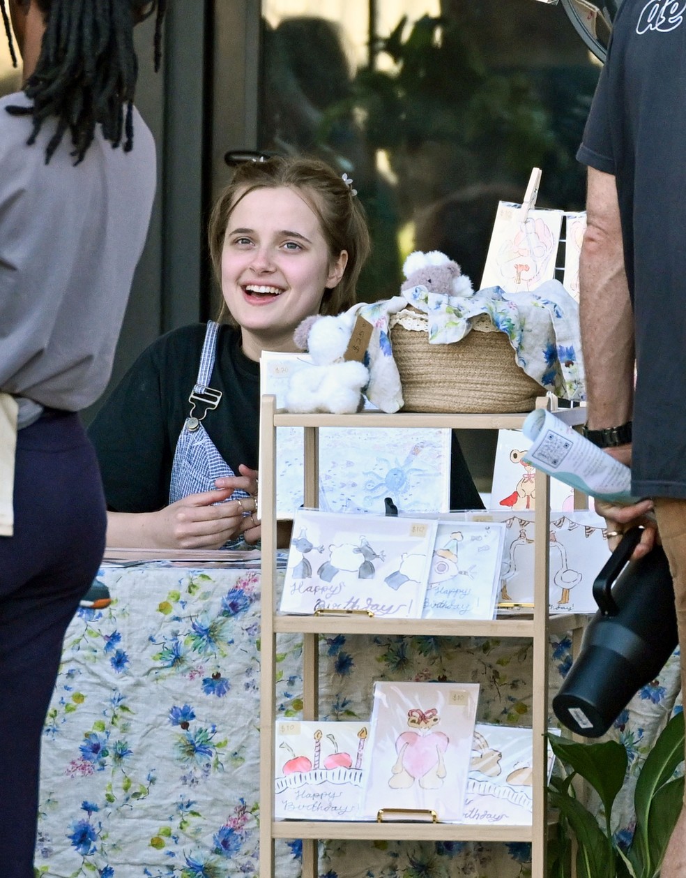Filha de Angelina Jolie e Brad Pitt atrai paparazzi ao vender arte em feira de rua — Foto: The Grosby Group