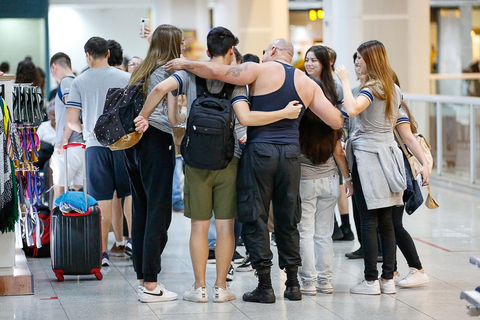 Marcos Salvo, o 'Vin Diesel brasileiro', gera alvoroço em fãs em aeroporto — Foto: Paulo Tauil - Agnews