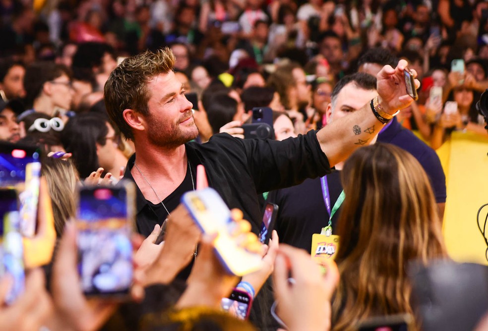 Chris Hemsworth leva os fãs à loucura com vídeo sem camisa – Rádio Mix FM
