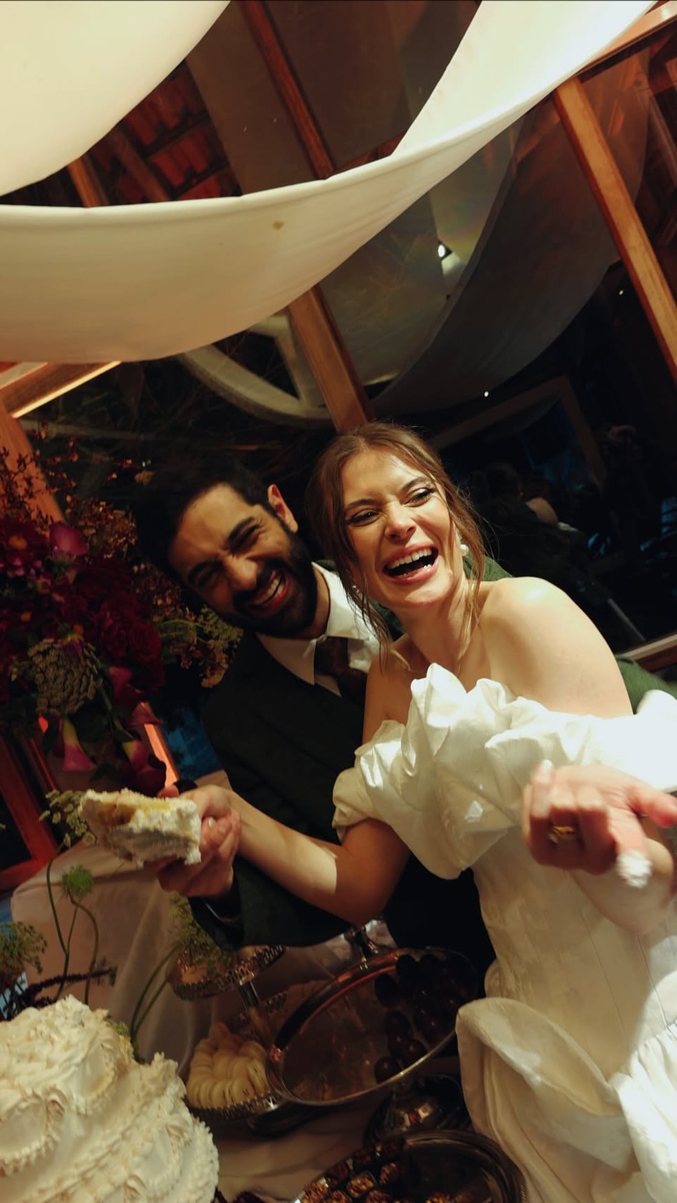 Fran Castro e Miguel Rômulo partem o bolo de casamento — Foto: Reprodução/Instagram