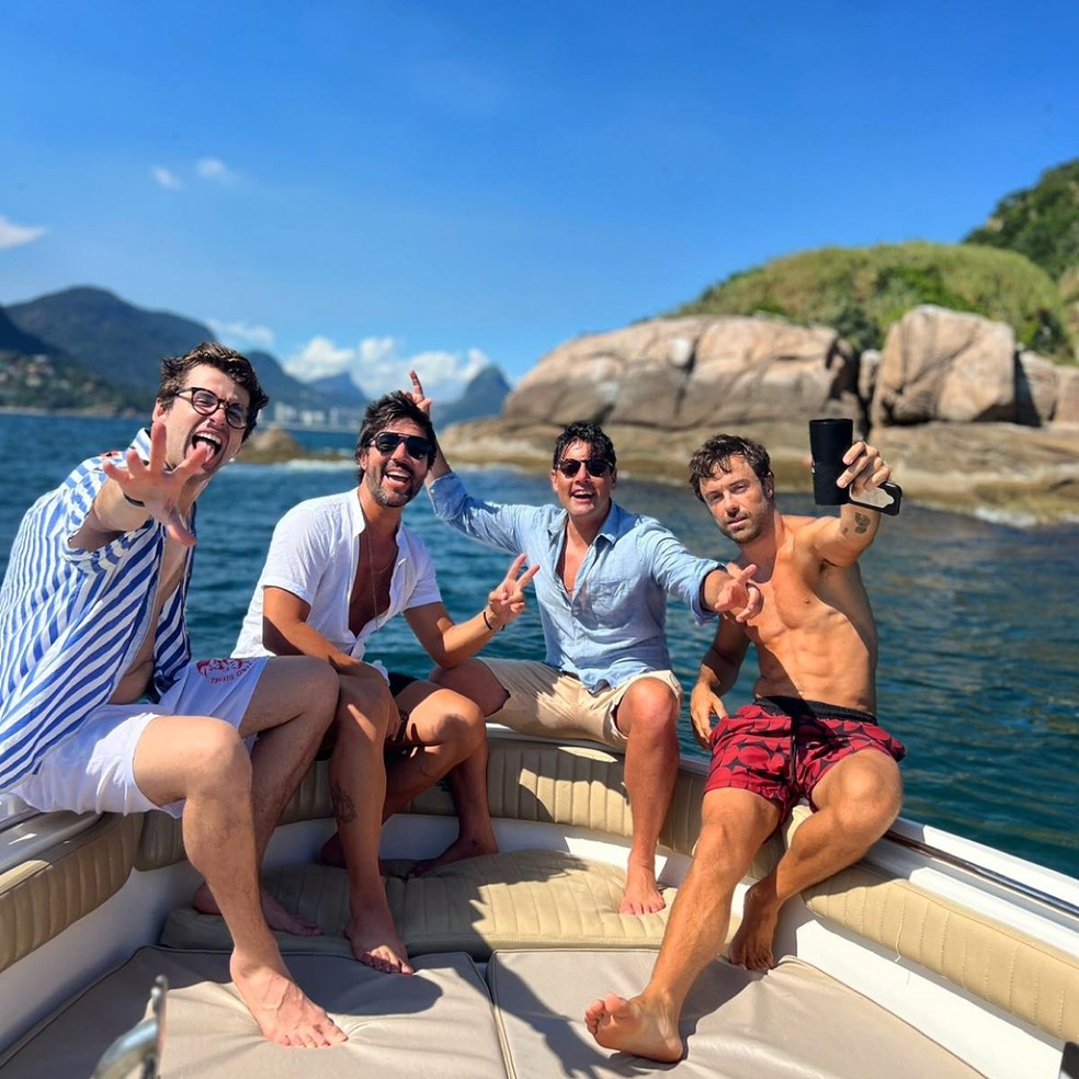 Gil Coelho, Sandro Pedroso, Bruno De Luca e Kayky Brito em passeio de barco — Foto: Reprodução/Instagram