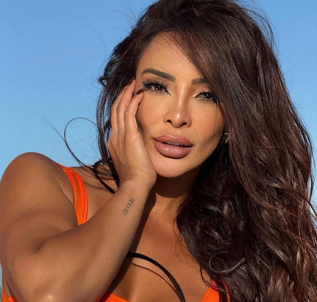 Carol Nakamura se surpreende ao ver fotos de antes dos procedimentos estéticos: 