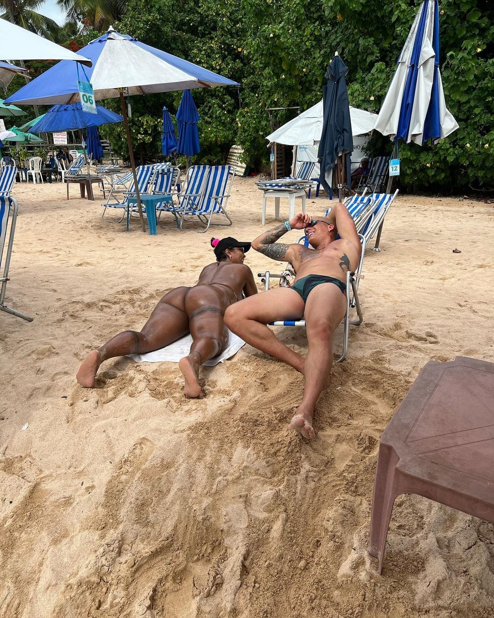 Tiago Ramos e Rosiane Pinheiro na praia — Foto: Reprodução/Instagram
