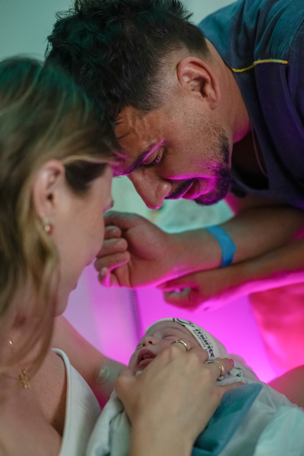 Karoline Kleine e Julio Rocha com a filha recém-nascida, Esther — Foto: Pedro Sabino