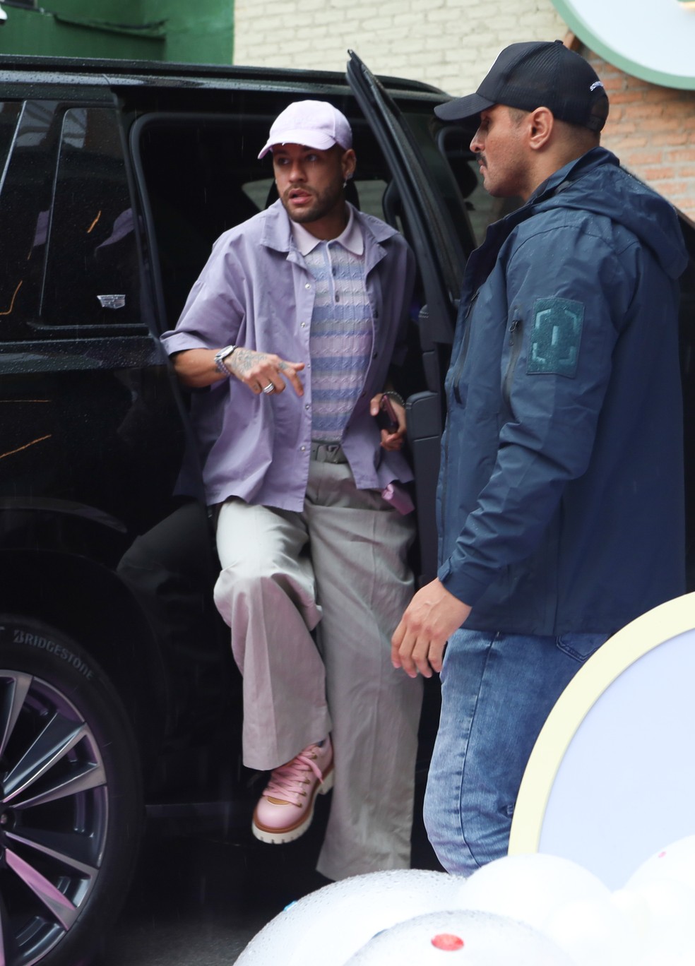 Neymar chega na festa de aniversário de três anos da Mavie — Foto: Edu Araujo / Agnews