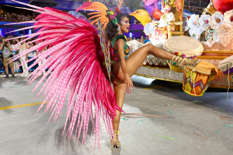 Alane Dias machuca o bumbum me desfile da Grande Rio — Foto: Roberto Filho/BrazilNews