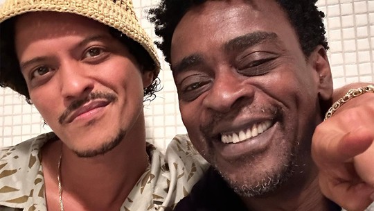 Seu Jorge mostra encontro com Bruno Mars após o The Town: 'Muita resenha'