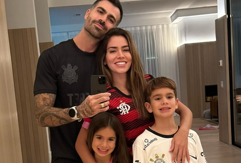 Rodrigão e Adriana Sant'Anna com os filhos — Foto: Reprodução/Instagram