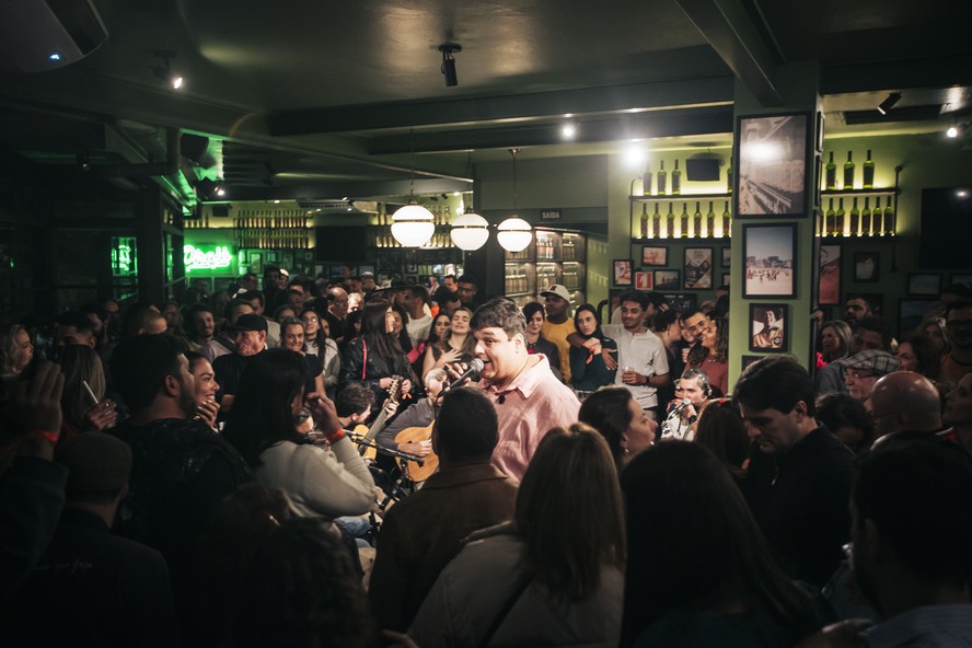 Bar de São Paulo faz roda de samba às sextas-feiras