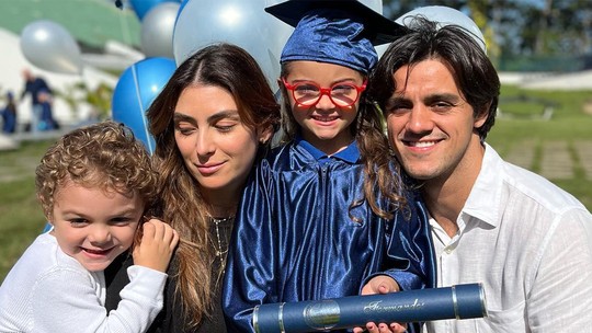 Caçula de Felipe Simas 'invade' foto da irmã em dia de formatura