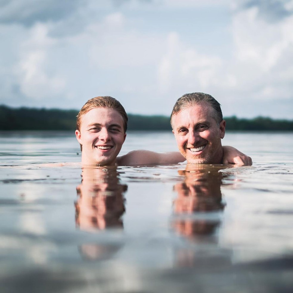 Benício e Luciano Huck nas águas do Rio Oiapoque — Foto: Reprodução/Instagram