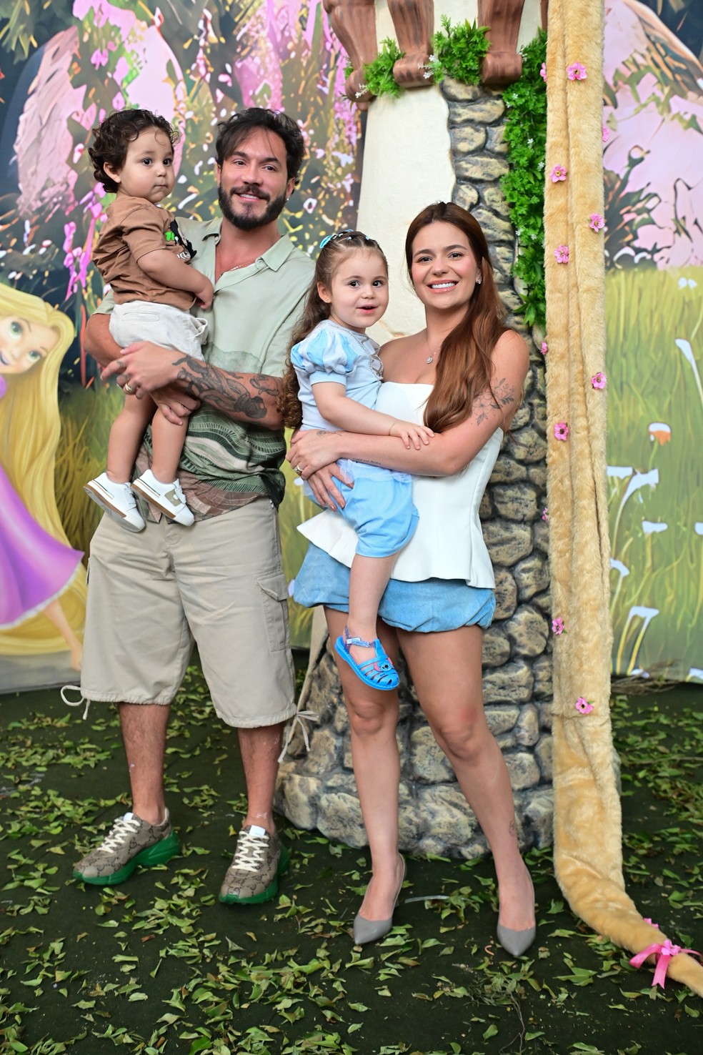 Viih Tube e Eliezer com os filhos, Lua e Ravi — Foto: Leo Franco/Agnews