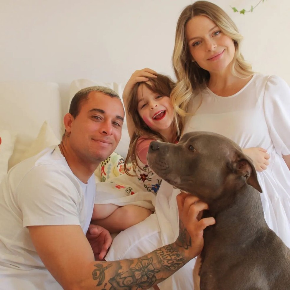 Vitória Frate com a filha Carolina e o surfista Ian Costa — Foto: @visibilestudio/reprodução/Instagram