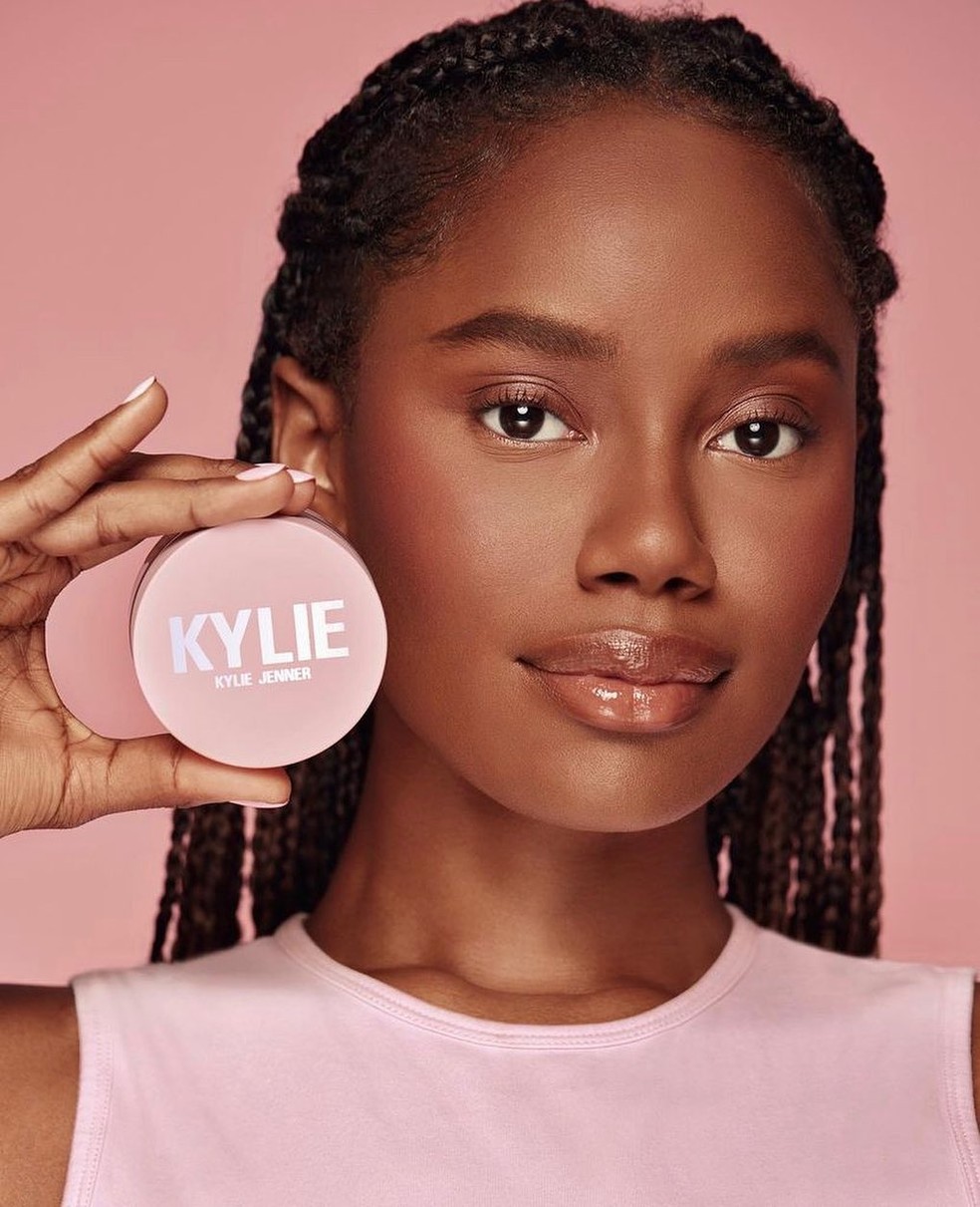 Sasha Palma em campanha para a Kylie Cosmetics — Foto: Divulgação/Kylie Cosmetics