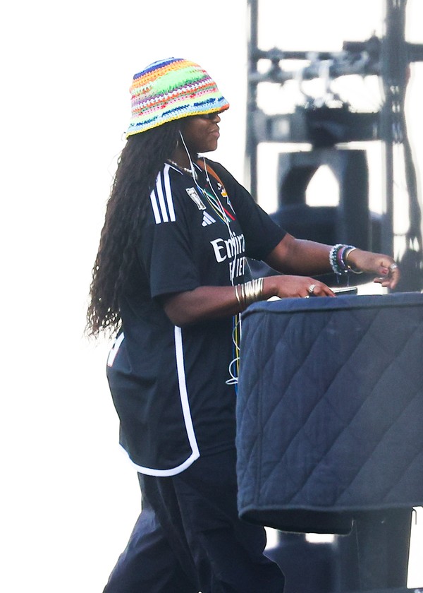 Mercy James, filha de Madonna, acompanha a mãe durante ensaio em Copacabana