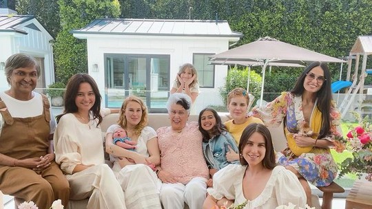 Demi Moore posa com a ex-sogra, mulher de Bruce Willis, filhas e neta: 'Quatro gerações'