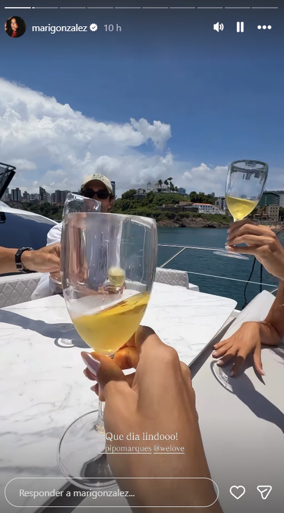 Mari Gonzalez curte dia de praia em Salvador com amigos — Foto: Reprodução/Instagram