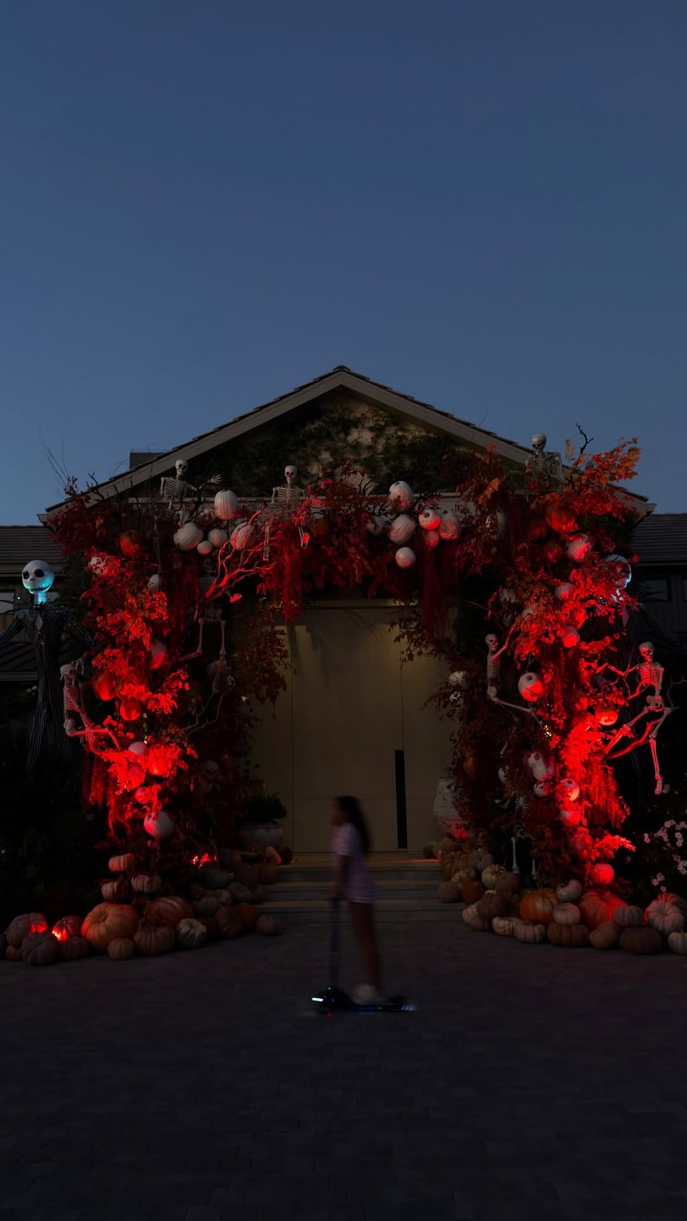 Khloé Kardashian impressiona com decoração de Halloween e bonecos gigantes de 'O Estranho Mundo de Jack' — Foto: Reprodução/Instagram