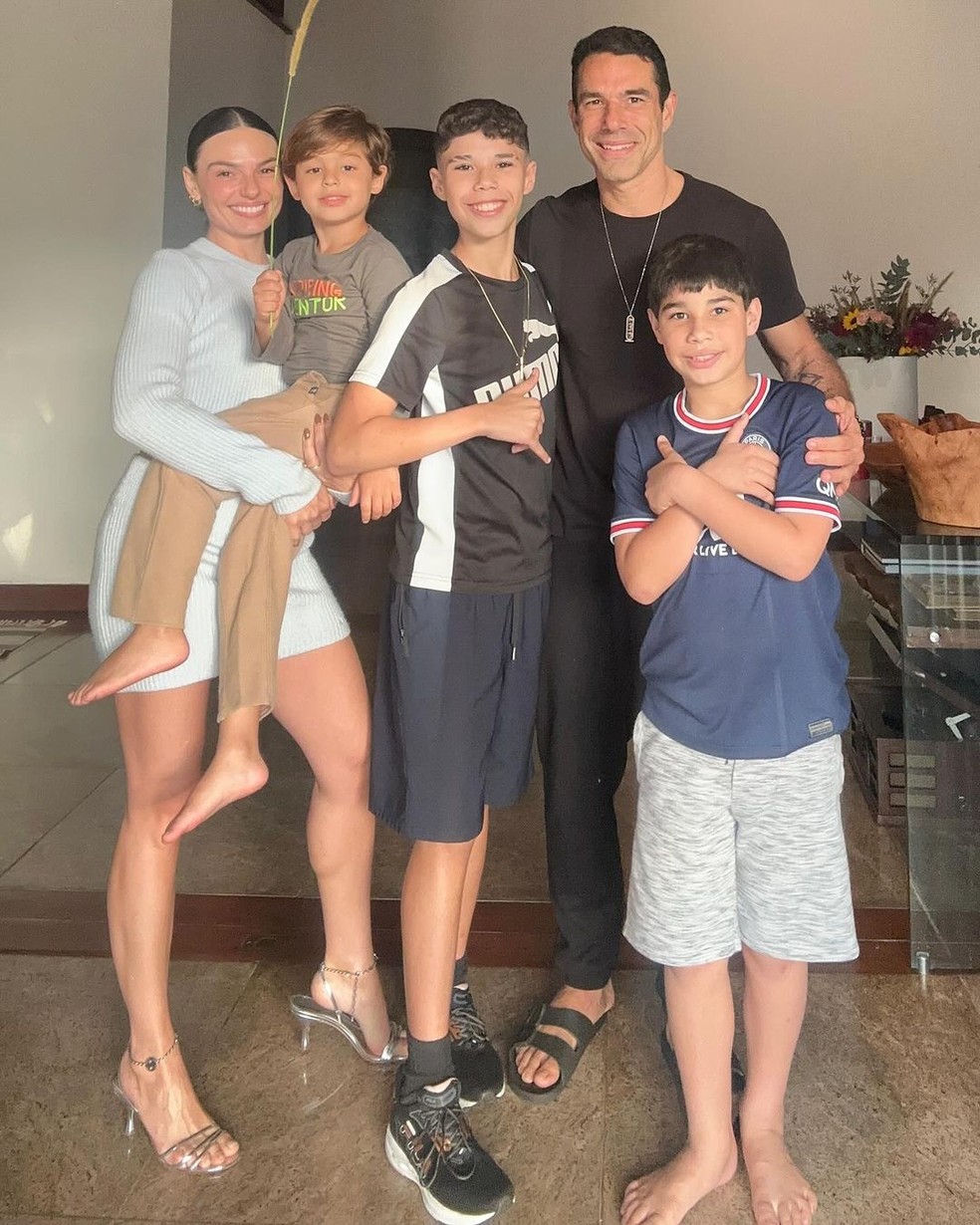 Marcus Buaiz, Isis Valverde e os filhos — Foto: Reprodução/Instagram