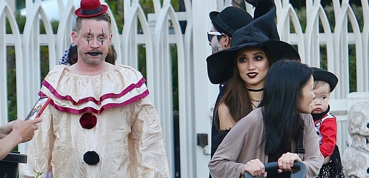 Macaulay Culkin e mulher curtem Halloween com os filhos de 2 anos e de