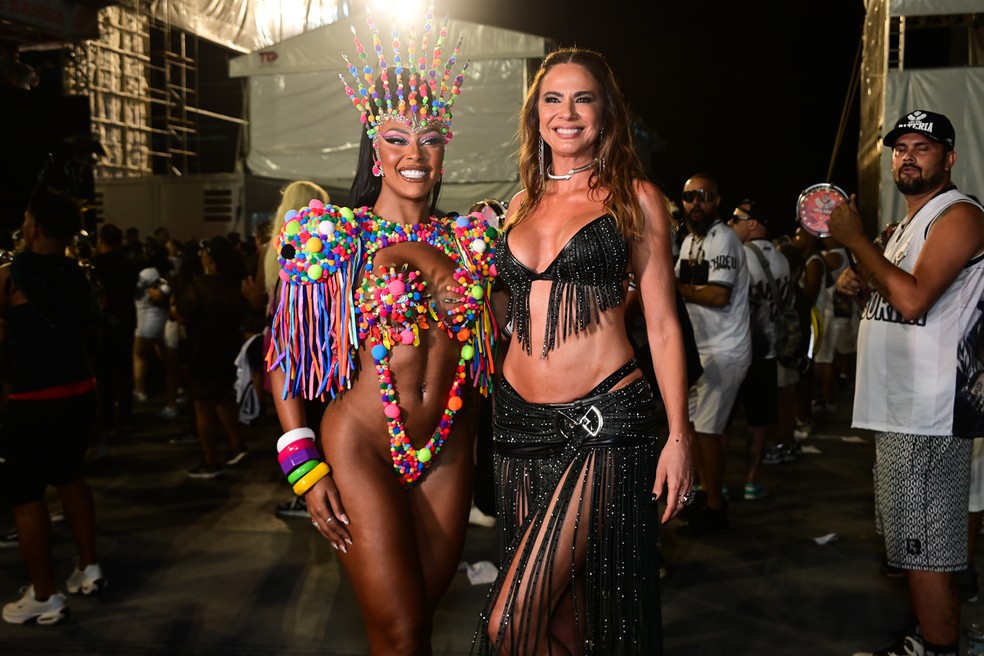 Rainha de bateria Madu Fraga e Luciana Gimenez, madrinha de bateria, no ensaio da Vai-Vai — Foto: Léo Franco/AgNews