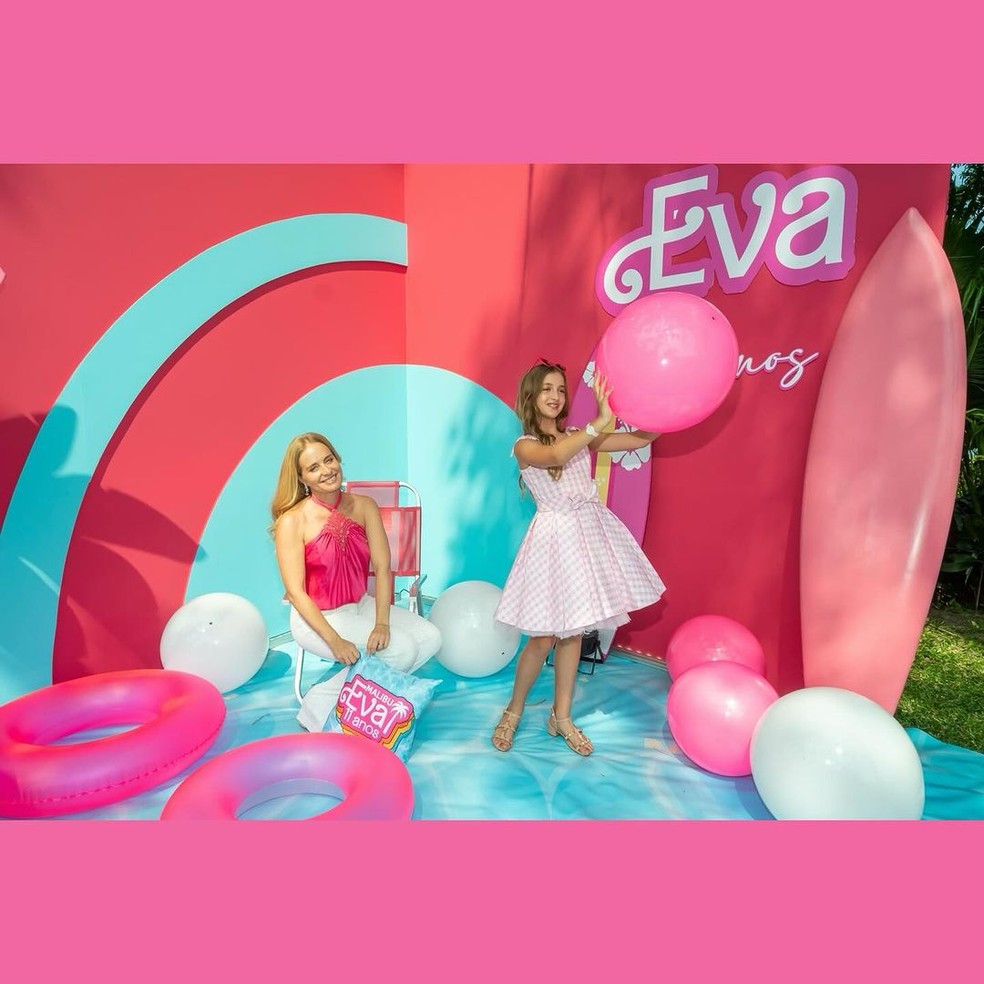 Angélica abre álbum de fotos do aniversário de Eva — Foto: Reprodução