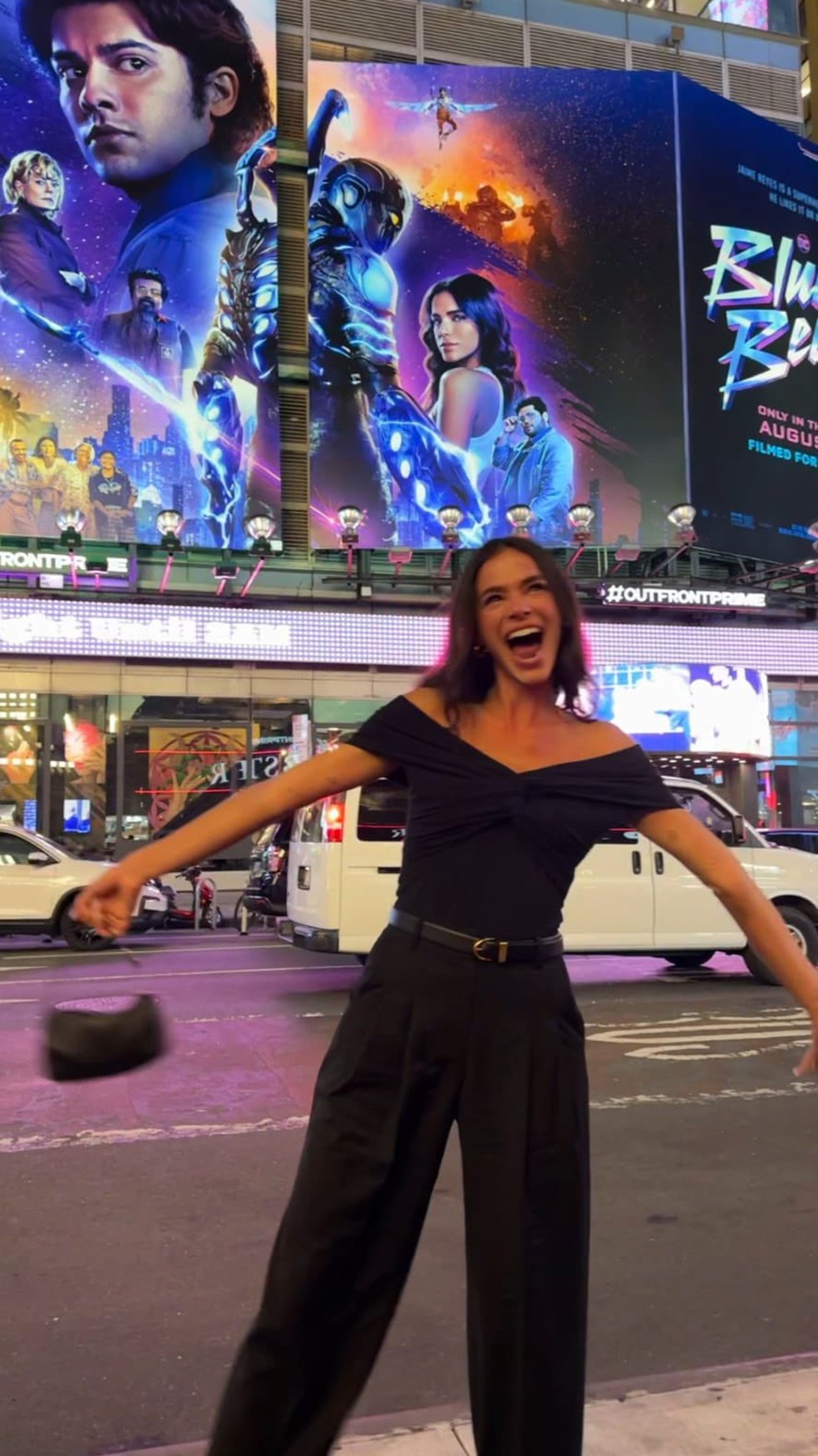 Bruna Marquezine se emociona com painel de ‘Besouro Azul’ com sua foto na Times Square — Foto: Twitter