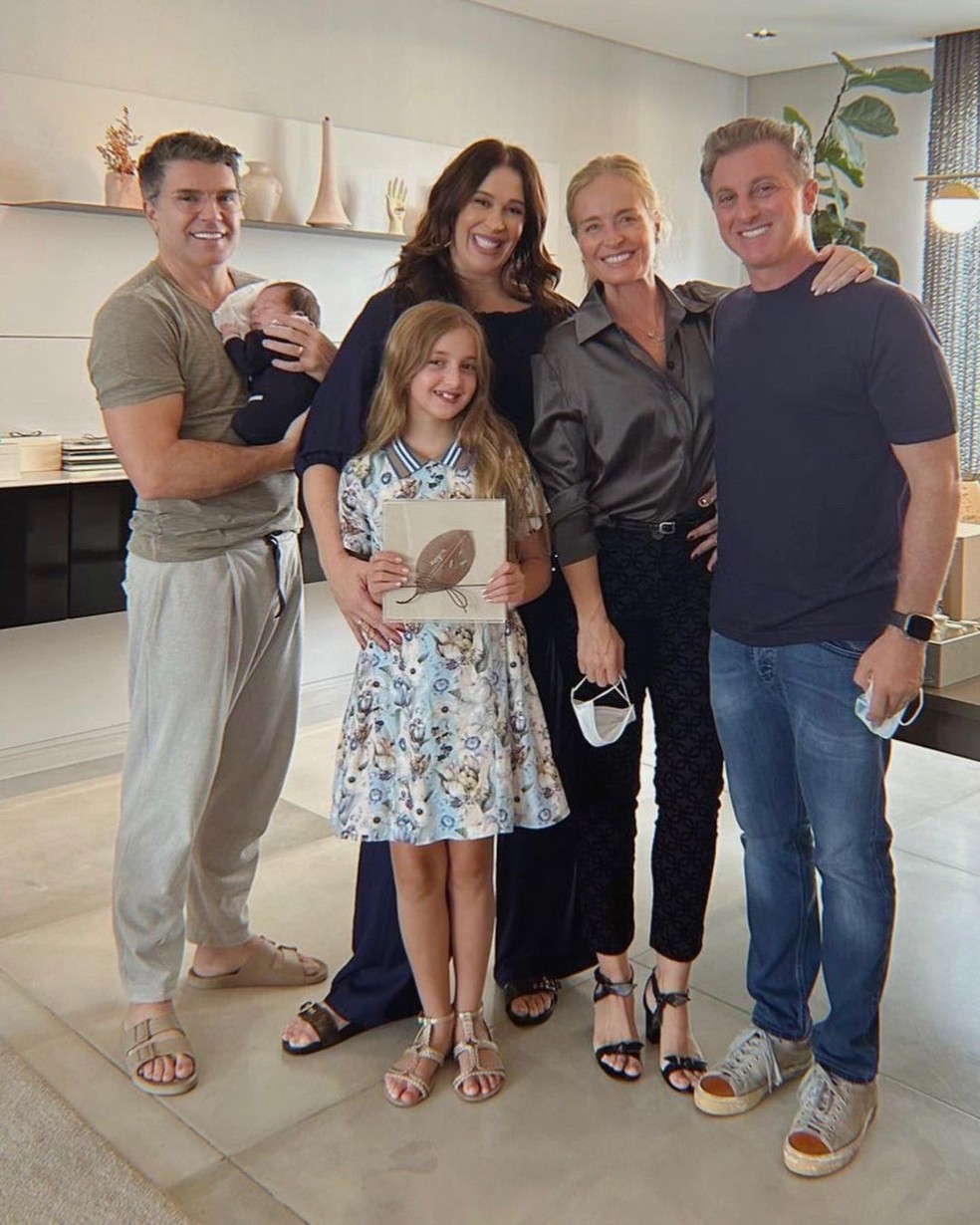 Angélica e Luciano Huck com a filha, Eva, fazem visita a Claudia Raia, Jarbas Homem de Mello e Luca — Foto: Reprodução/Instagram