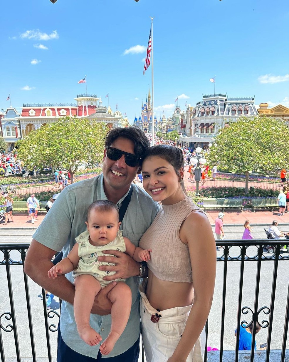  Bruno de Luca com a noiva, Sthéfany Vidal, e a filha, Aurora, na Disney — Foto: Reprodução/Instagram