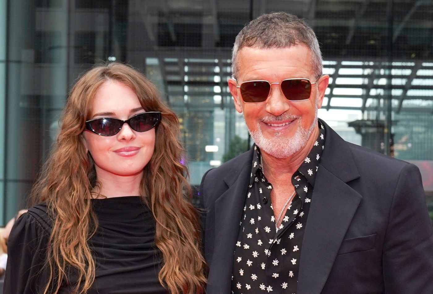 Filha de Antonio Banderas e Melanie Griffith acompanha o pai em première em Toronto - Foto