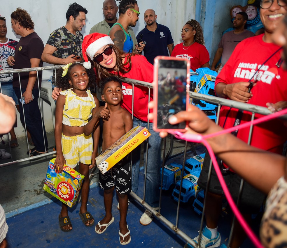 Anitta distribui cestas de Natal e brinquedos em Honório Gurgel — Foto: BrazilNews/Victor Chapetta