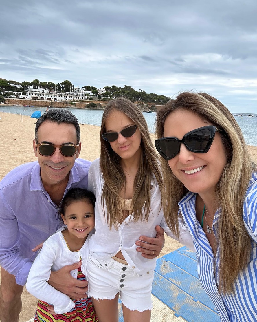 Ticiane Pinheiro mostra férias com César Tralli e filhas na Espanha